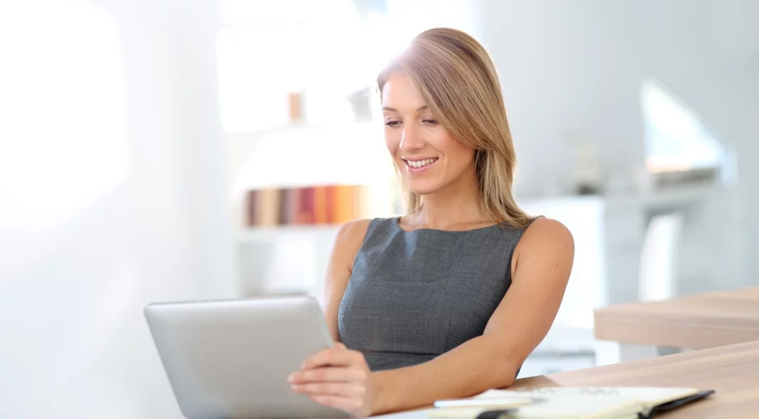 femme sur son laptop