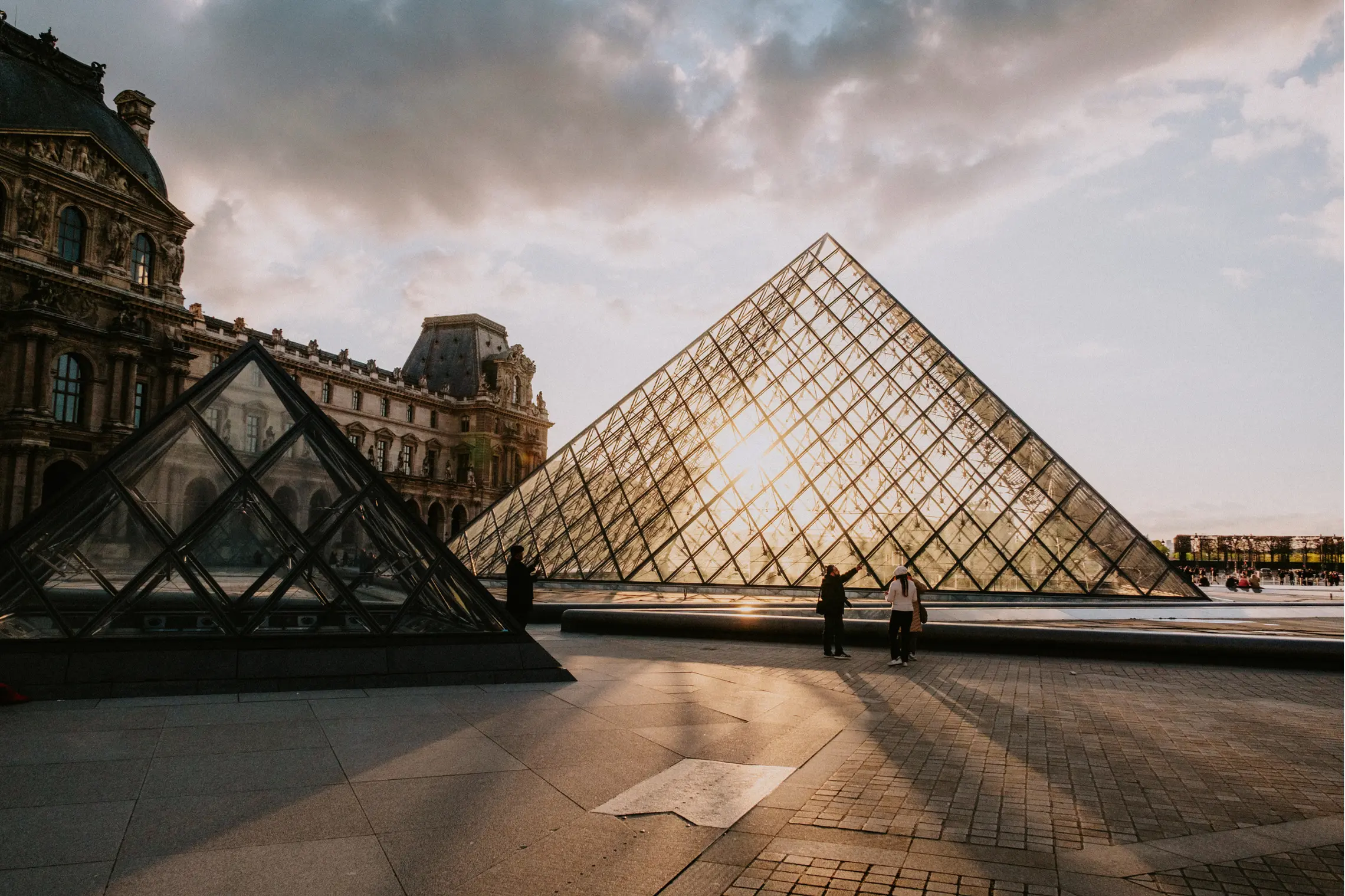 paris pyramide du louvre