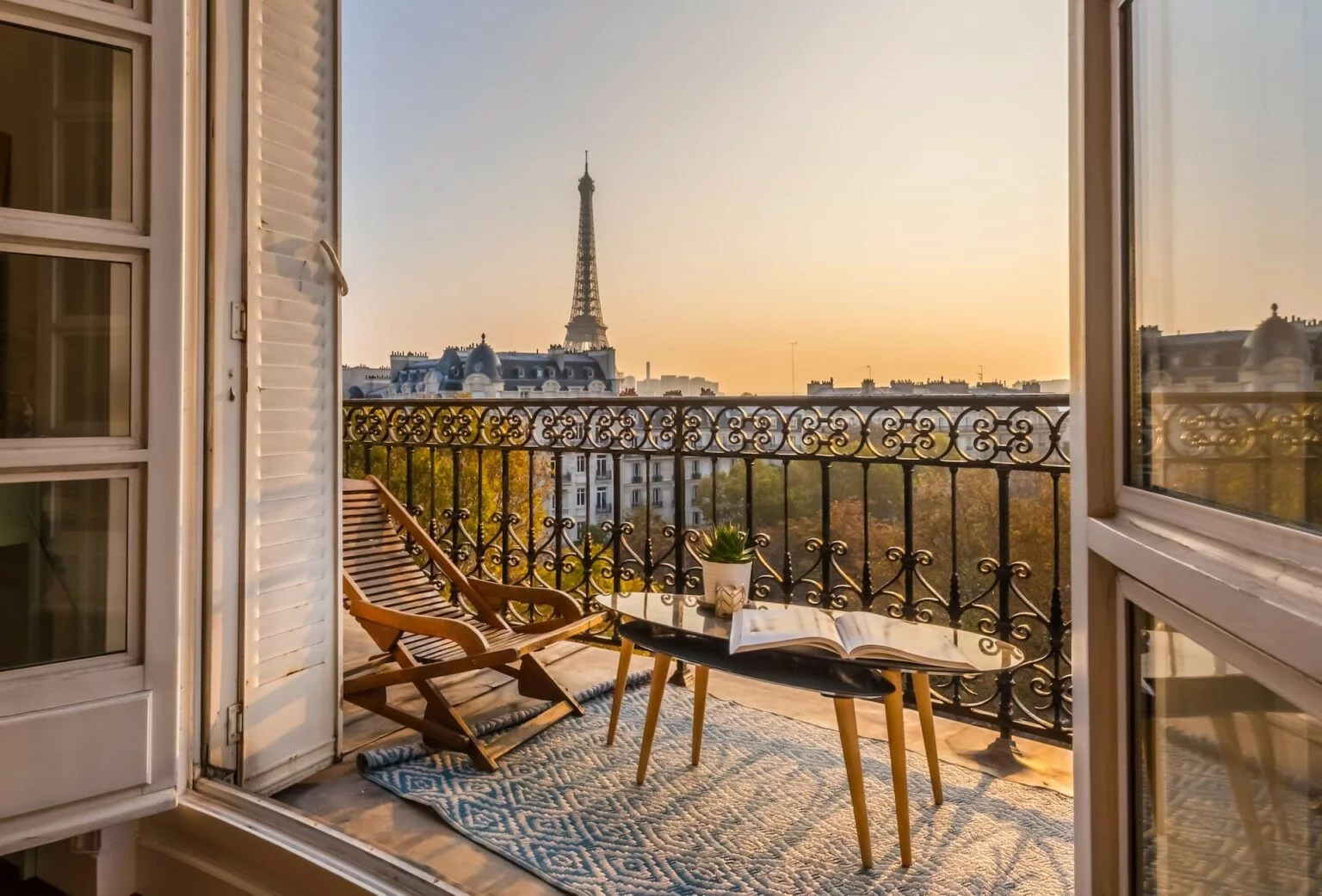 photo de la tour eiffel vue depuis un appartement